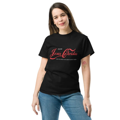 Black T-shirt with "Erlebe Jesus Christus und du wirst nie mehr Durst haben" printed in red, worn by a smiling person.