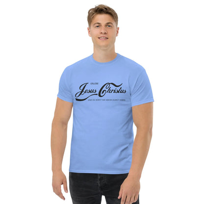 Man wearing light blue T-shirt featuring the text 'Erlebe Jesus Christus und du wirst nie mehr Durst haben', ideal for making a faith statement.