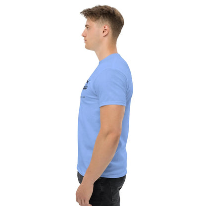Side view of man wearing 'Erlebe Jesus Christus und du wirst nie mehr Durst haben' blue T-shirt, made from 100% cotton.