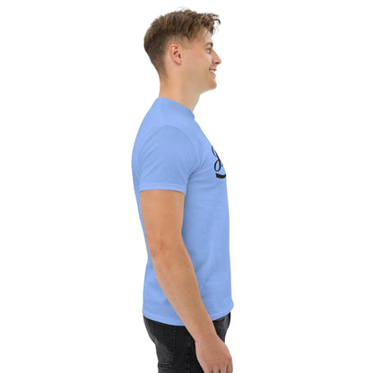 Side view of a man wearing a blue T-shirt with the text 'Erlebe Jesus Christus und du wirst nie mehr Durst haben' in black font