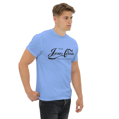 Man wearing blue T-Shirt with 'Erlebe Jesus Christus und du wirst nie mehr Durst haben' printed on the front, casual fashion statement.
