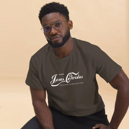 Man wearing a T-shirt with the text 'Erlebe Jesus Christus und du wirst nie mehr Durst haben' sitting on a beige background.