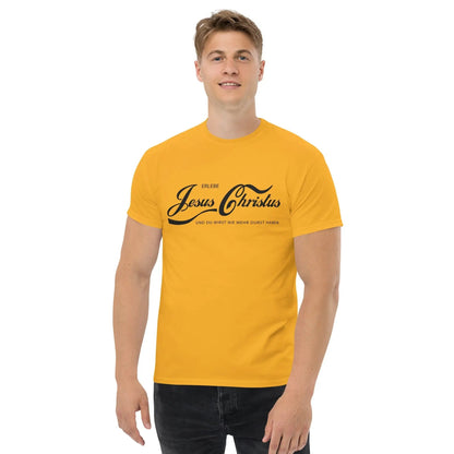 Man wearing a yellow T-shirt with the text 'Erlebe Jesus Christus und du wirst nie mehr Durst haben', a statement of faith and inspiration.