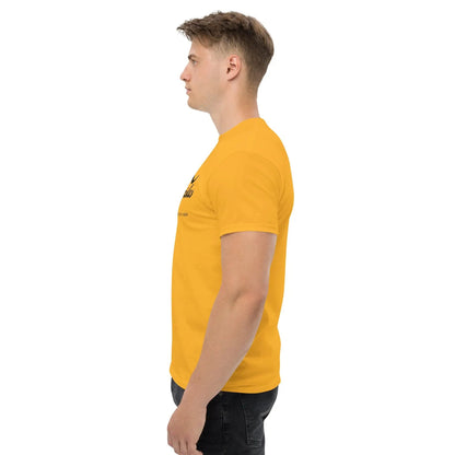 Side view of a man wearing a yellow T-shirt with inspirational text 'Erlebe Jesus Christus und du wirst nie mehr Durst haben'.