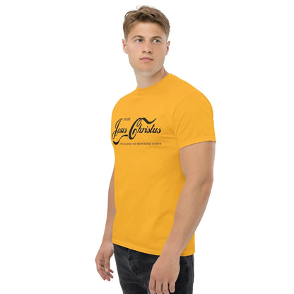Person wearing a yellow T-shirt with "Erlebe Jesus Christus und du wirst nie mehr Durst haben" text, showcasing a faith-based message.