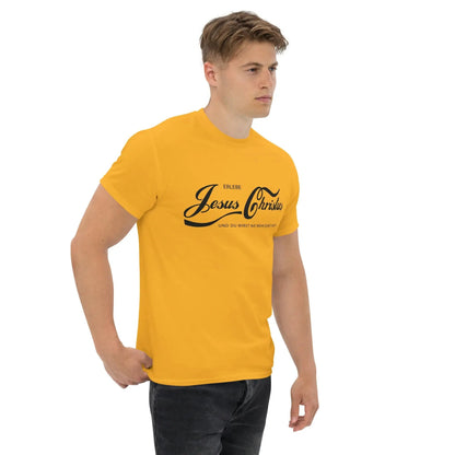 Man wears yellow T-shirt with 'Erlebe Jesus Christus und du wirst nie mehr Durst haben' text, faith statement apparel, cotton fabric.