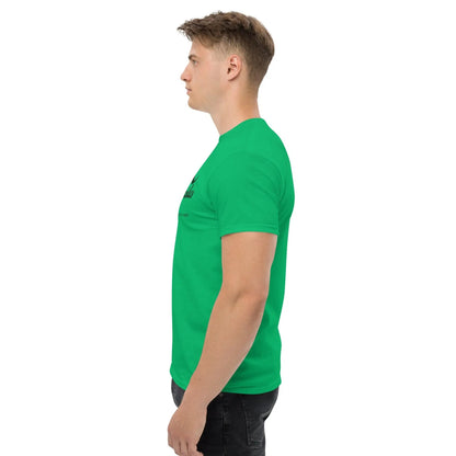 Side view of a man wearing a green T-shirt with the inspirational text 'Erlebe Jesus Christus und du wirst nie mehr Durst haben'.