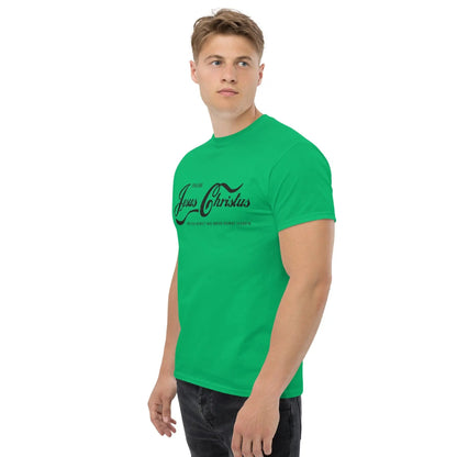 Green T-shirt featuring the message 'Erlebe Jesus Christus und du wirst nie mehr Durst haben', worn by a model, made of 100% cotton.