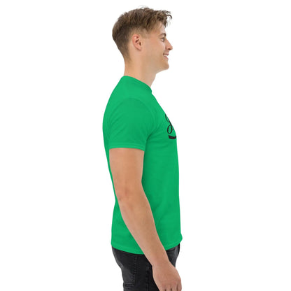 Side view of a man wearing a green T-shirt with "Erlebe Jesus Christus und du wirst nie mehr Durst haben" printed in black lettering.