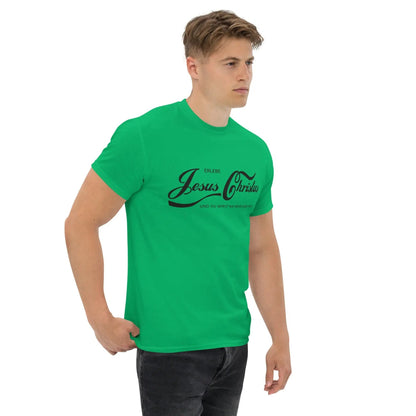 Man wearing green T-shirt with inspirational "Erlebe Jesus Christus und du wirst nie mehr Durst haben" text, highlighting faith and style.