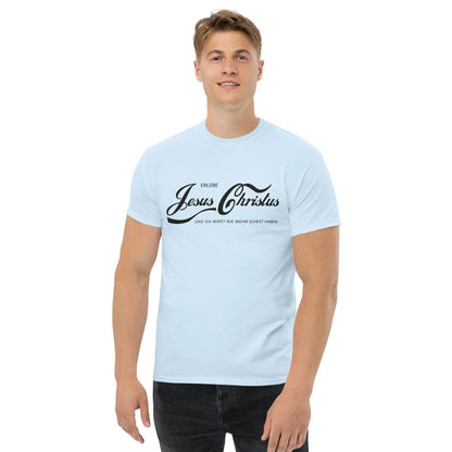 Man wearing a light blue T-shirt with 'Erlebe Jesus Christus und du wirst nie mehr Durst haben' message in black, showcasing a faith statement.