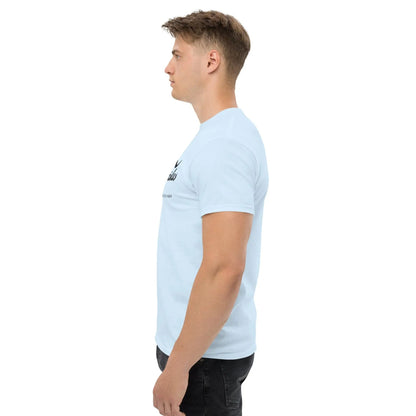 Side view of model wearing light blue T-shirt with "Erlebe Jesus Christus und du wirst nie mehr Durst haben" print.