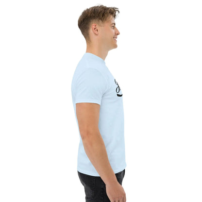 Side view of a man wearing a light blue T-shirt featuring the text 'Erlebe Jesus Christus und du wirst nie mehr Durst haben.'