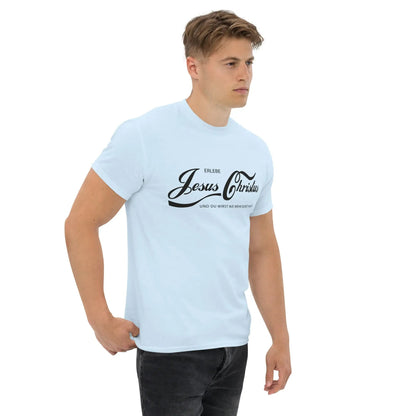 Man wearing a light blue T-shirt with 'Erlebe Jesus Christus und du wirst nie mehr Durst haben' printed in bold font.
