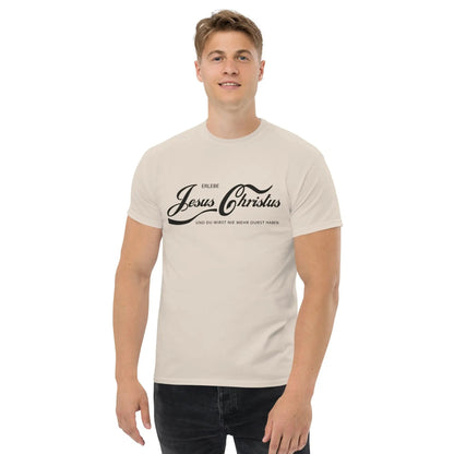 Man wearing beige T-shirt with 'Erlebe Jesus Christus und du wirst nie mehr Durst haben' printed in black, perfect for faith expression.