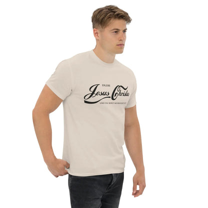 Man wearing a beige unisex T-shirt with "Erlebe Jesus Christus und du wirst nie mehr Durst haben" printed in black.