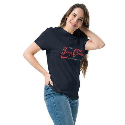 Woman wearing T-shirt with text 'Erlebe Jesus Christus und du wirst nie mehr Durst haben', making a faith statement.