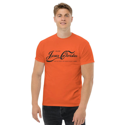Man wearing orange t-shirt with 'Erlebe Jesus Christus und du wirst nie mehr Durst haben' inspirational text, making a faith statement.
