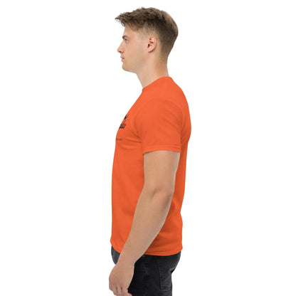 Model wearing an orange unisex T-shirt with text 'Erlebe Jesus Christus und du wirst nie mehr Durst haben' side view.