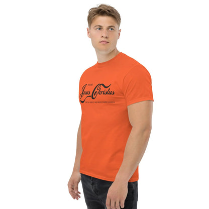 Orange unisex T-shirt with 'Erlebe Jesus Christus und du wirst nie mehr Durst haben' printed, worn by a person standing.