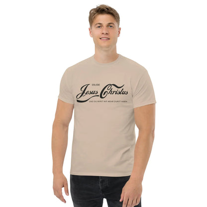 Unisex T-Shirt with inspirational message 'Erlebe Jesus Christus und du wirst nie mehr Durst haben', worn by a person, made of 100% cotton.