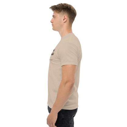 Side view of a man wearing a beige T-Shirt with the slogan 'Erlebe Jesus Christus und du wirst nie mehr Durst haben', made from 100% cotton.