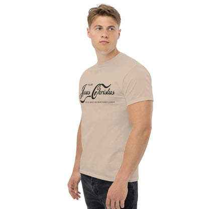 Model wearing beige T-shirt with "Erlebe Jesus Christus und du wirst nie mehr Durst haben" slogan, simple and bold design.