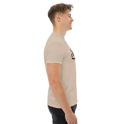 Side view of a person wearing a beige T-shirt with 'Erlebe Jesus Christus und du wirst nie mehr Durst haben' graphic, featuring short sleeves and a round neck.