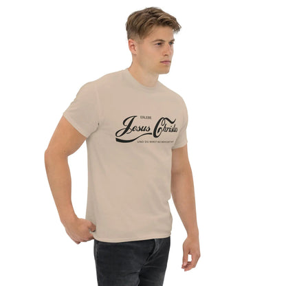 Man wearing beige T-shirt with 'Erlebe Jesus Christus und du wirst nie mehr Durst haben' print, made of 100% cotton, standing confidently.