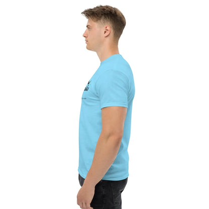 Side view of model wearing a blue T-Shirt with the text 'Erlebe Jesus Christus und du wirst nie mehr Durst haben', statement fashion.