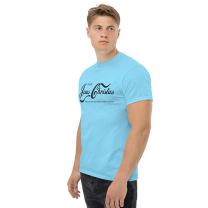 Man wearing blue T-shirt with 'Erlebe Jesus Christus und du wirst nie mehr Durst haben' text, showcasing a faith-based design.