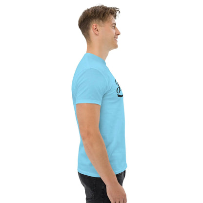 Side view of a man wearing a blue T-shirt with a faith-based message, "Erlebe Jesus Christus und du wirst nie mehr Durst haben."