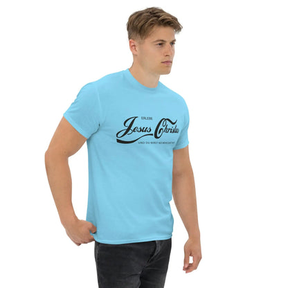 Man wearing a light blue T-Shirt with the text "Erlebe Jesus Christus und du wirst nie mehr Durst haben", promoting Christian beliefs.