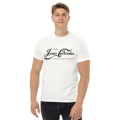 Man wearing white T-shirt with "Erlebe Jesus Christus und du wirst nie mehr Durst haben" print, advocating faith and self-expression.