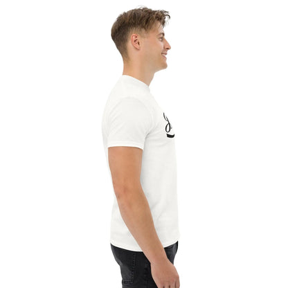 Side view of a man wearing a white T-shirt with a Christian message print, "Erlebe Jesus Christus und du wirst nie mehr Durst haben."