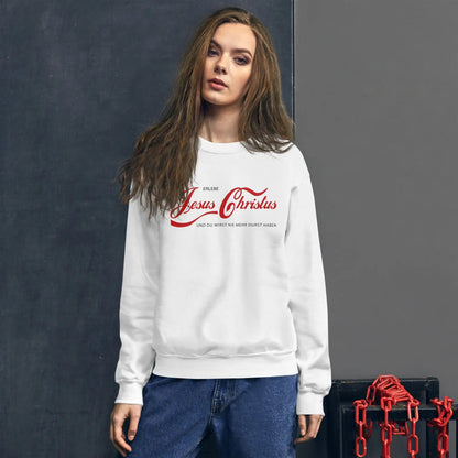 Model wearing white UNI Pullover with 'Erlebe Jesus Christus und du wirst nie mehr Durst haben' graphic, styled with blue jeans.