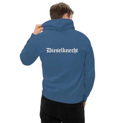 Mann trägt blauen Hoodie mit Rückenaufdruck 'Dieselknecht', ideal für kühle Abende, aus Baumwolle und Polyester für Komfort und Stil.