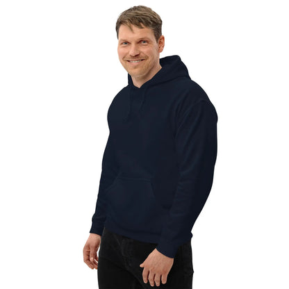 Mann trägt blauen Hoodie mit Rückenaufdruck 'Dieselknecht', ideal für kühle Abende, aus Baumwolle und Polyester, gemütlich und stylisch.