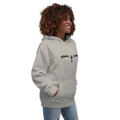 Woman wearing a gray hoodie with 'geliebt gerettet' and a cross print, kangaroo pocket, and a comfortable fit.