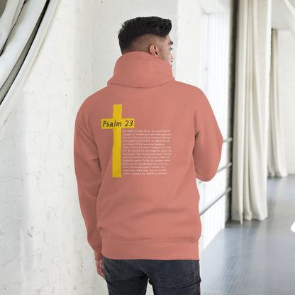 Rückansicht eines Korallenfarbenen Hoodies mit Psalm 23 Kreuzmotiv, getragen von einem Mann vor einer hellen Wand.