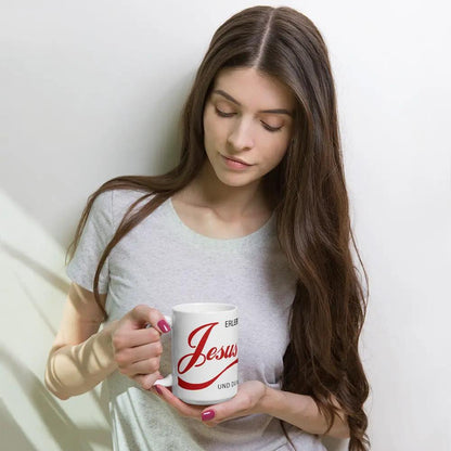 Woman holding a printed mug with 'Erlebe Jesus Christus und du wirst nie mehr Durst haben' message, promoting spiritual encouragement.