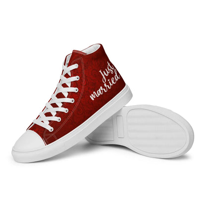 Red high-top sneakers for women with 'Just married' text, perfect for weddings, featuring a classic design and stylish appeal.