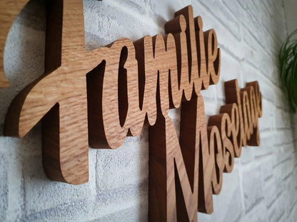 3D Familienname aus Echtholz an einer Wand montiert, luxuriöses Design, geeignet für Innen und Außen, verschiedene Schriftarten verfügbar.