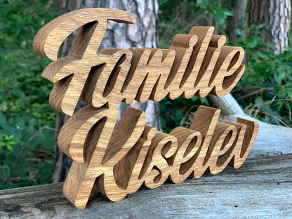 3D Familienname aus Echtholz in stilvoller Schrift, ideal für innen und außen, kostenloser Entwurf vor Fertigung verfügbar.