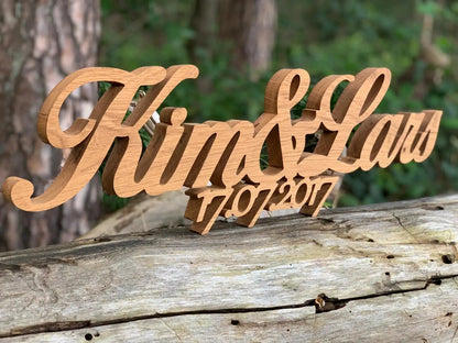 3D Familienname aus Echtholz auf Baumstamm, personalisiert mit Schriftart und Datum, ideal für Innen- und Außenbereich.