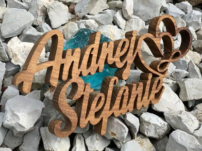 3D Familienname aus Echtholz auf Steinen, ideal für personalisierte Deko, Indoor und Outdoor, individuelle Schriften, kostenloser Entwurf.