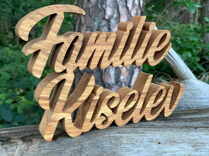 3D Familienname aus Echtholz in geschwungener Schrift auf Holz, ideal für den Außenbereich, personalisierbares Dekor.