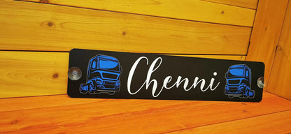 LKW Namensschild TruckerGirl03 mit individuellem Design auf Alu-Verbundplatte, inklusive Saugnäpfen zur Befestigung an der Frontscheibe.