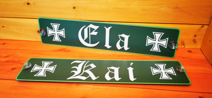 Green LKW nameplates with decorative lettering and symbols, personalized with 'Ela' and 'Kai', attached with screws and suction cups.