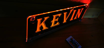 LED namensschild für LKW mit Saugnapf, personalisiert mit dem Namen Kevin, orange beleuchtet, ideal für Fahrerkomfort.